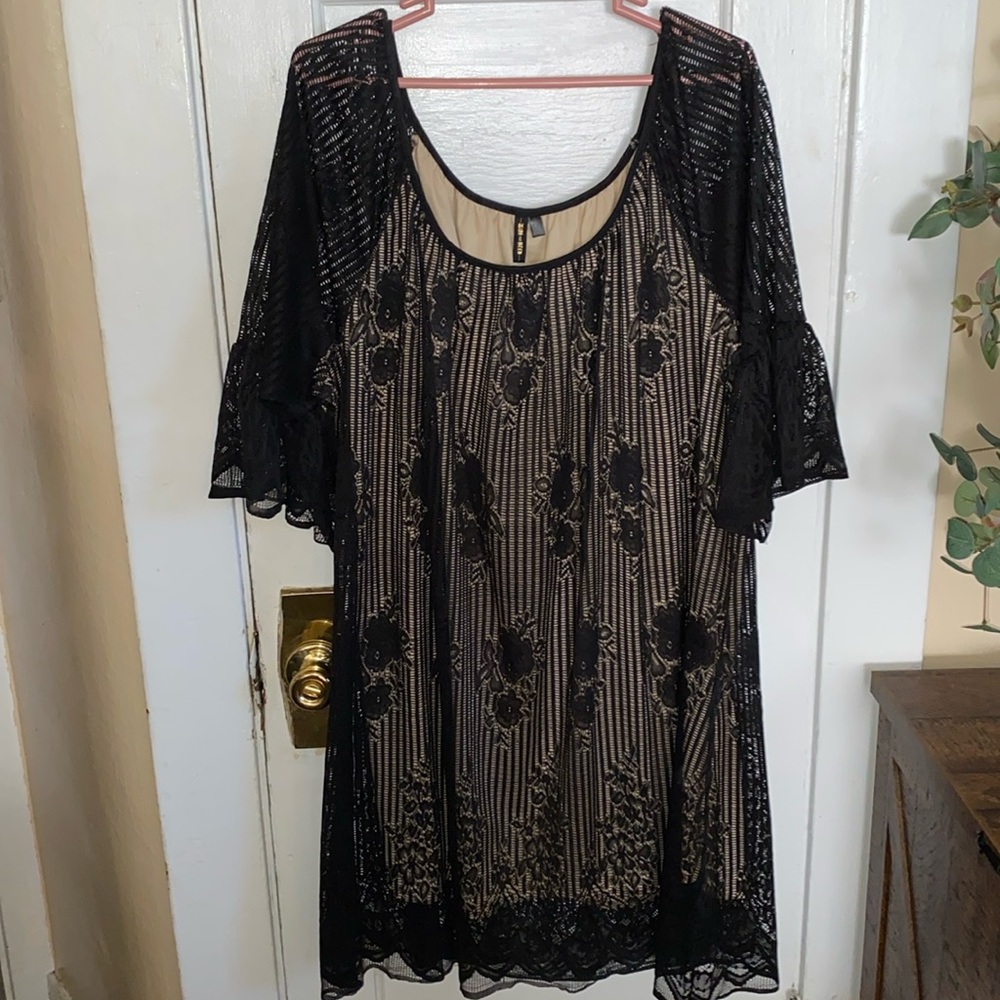Want & Need – Lace Shift Two-Toned Lined Dress